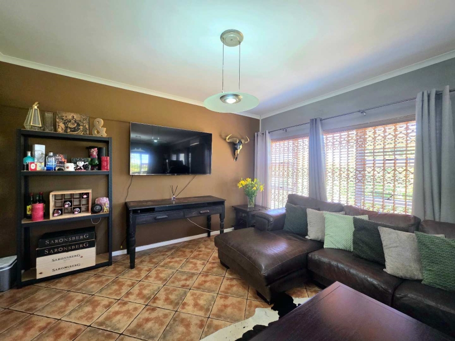 5 Bedroom Property for Sale in Plattekloof Western Cape